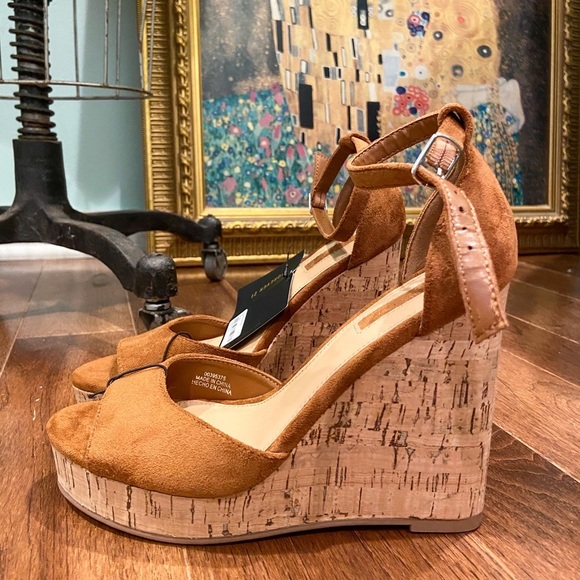 NWT Deep Tan Vegan Suede Cork Wedge Heels 7 US Shoes Fall Autumn Pumpkin Spice - Picture 1 of 5